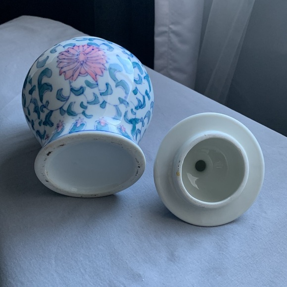 Antique Chinese Blue & White Famille Verte Porcelain Floral Jar w/ Lid 8 1/4” - Picture 6 of 7